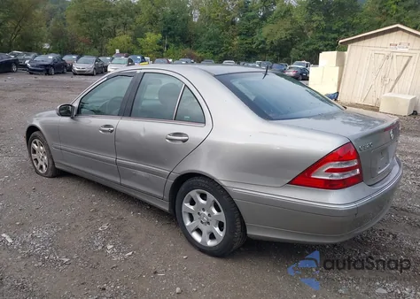 2005 Mercedes-Benz C 320 Luxury 4Matic из США, поврежденный, VIN WDBRF84J55F585815